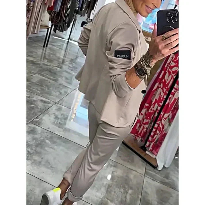Conjunto feminino versátil: jaqueta feminina e calça jogger. Ideal para looks casuais e elegantes. Moda atual.