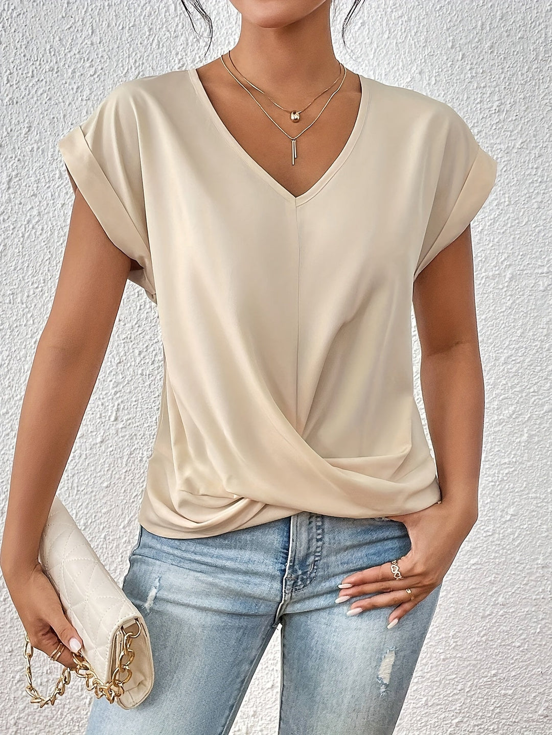 Camiseta feminina casual com decote coração, perfeita para o verão e momentos de estilo.