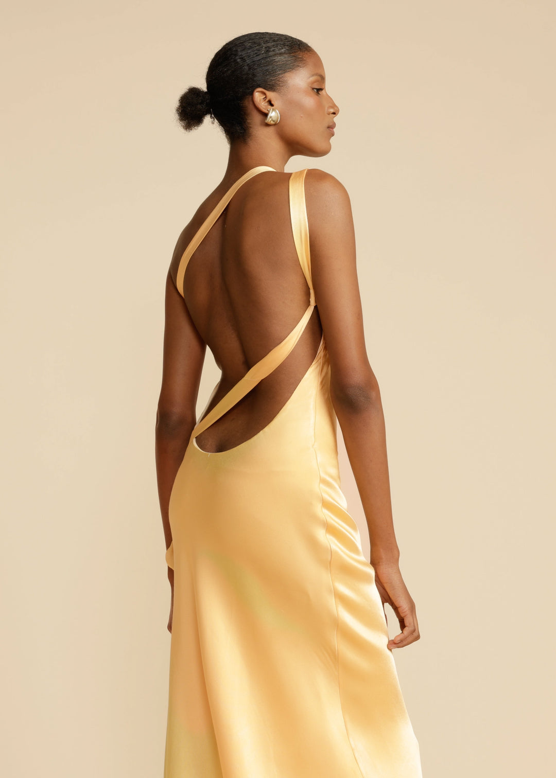 Vestido azul marinho ombro único, elegante com detalhes nas costas, para look sofisticado.