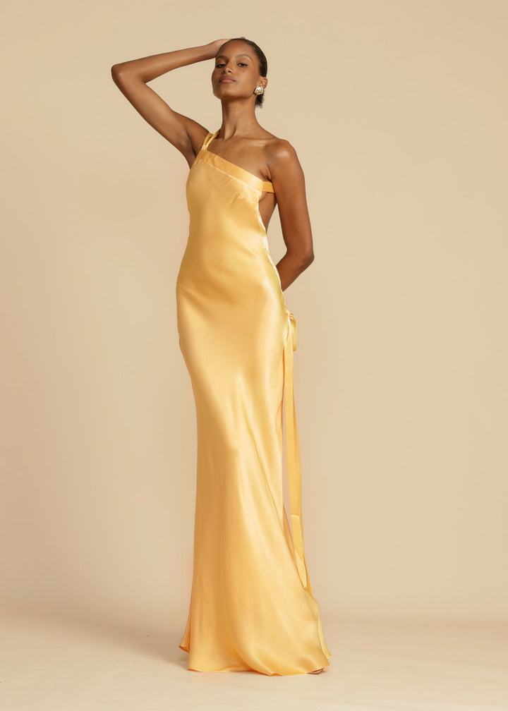 Vestido de festa azul com ombro único e costas decotadas, tendência em moda luxuosa.