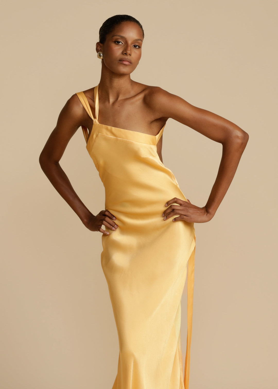 Vestido longo elegante, perfeito para ocasiões especiais, com design de ombro único.