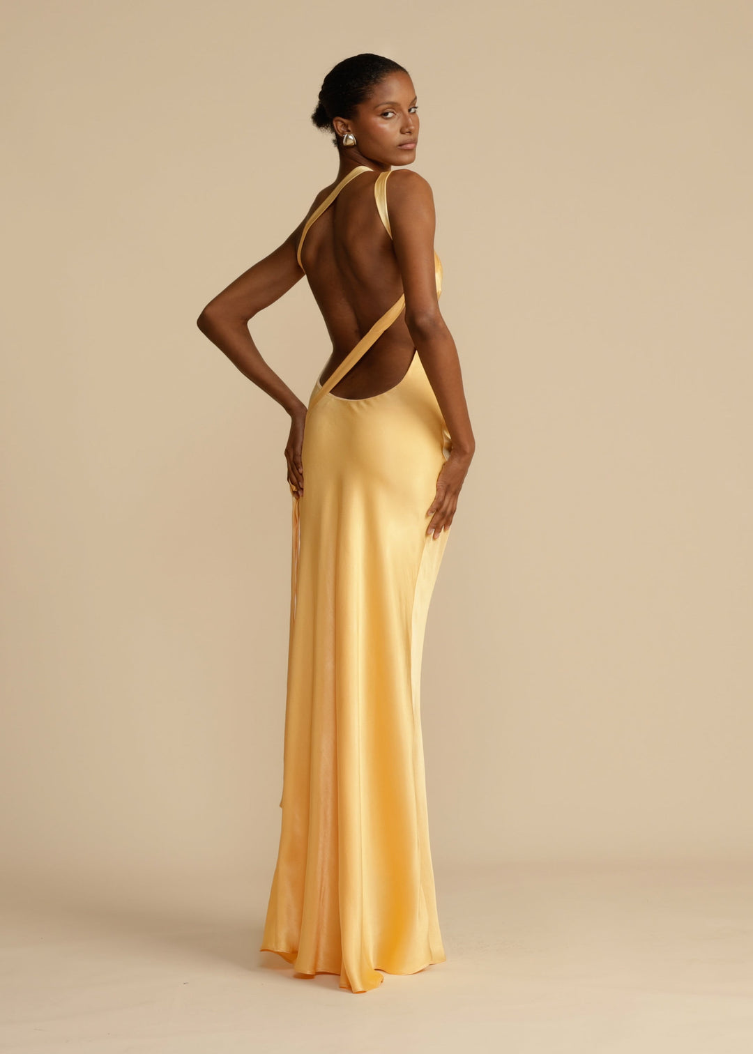 Vestido de noite feminino com ombro único, caimento impecável e detalhes elegantes.