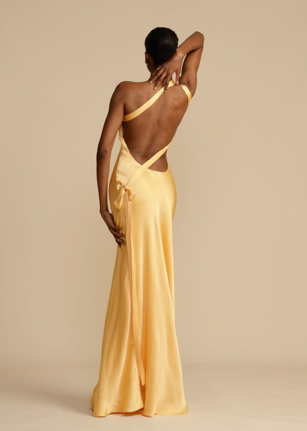 Moda festa: vestido longo feminino com fenda sutil e estilo ombro único moderno.