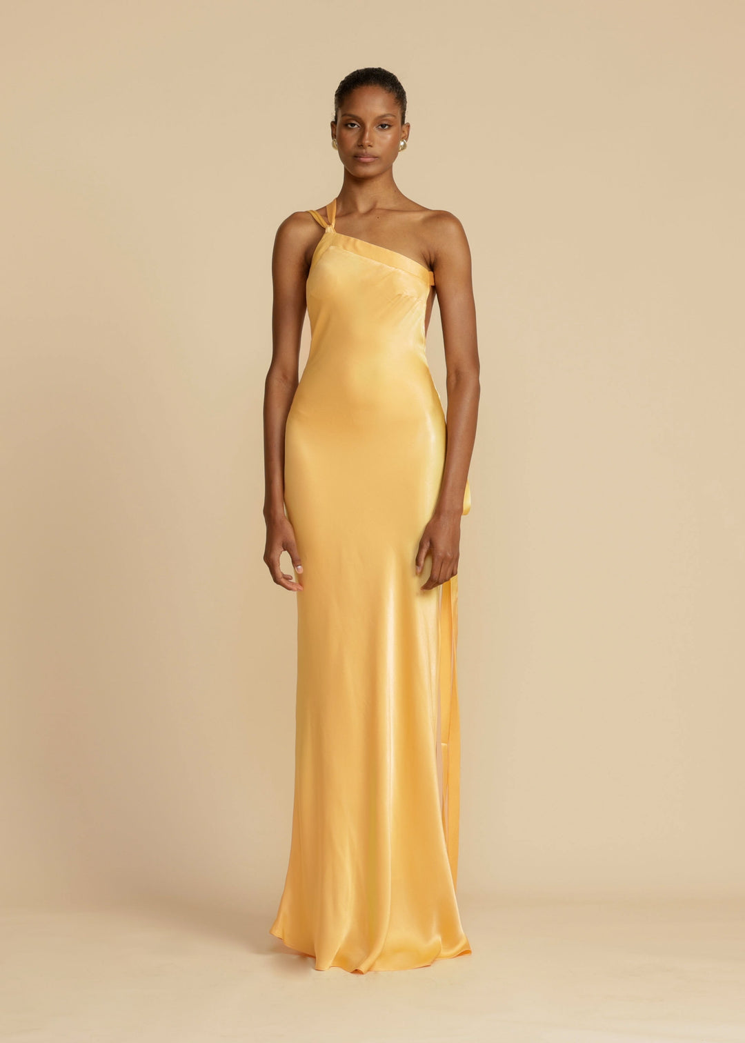 Vestido longo dourado feminino elegante, modelo ombro único, para festa e gala.