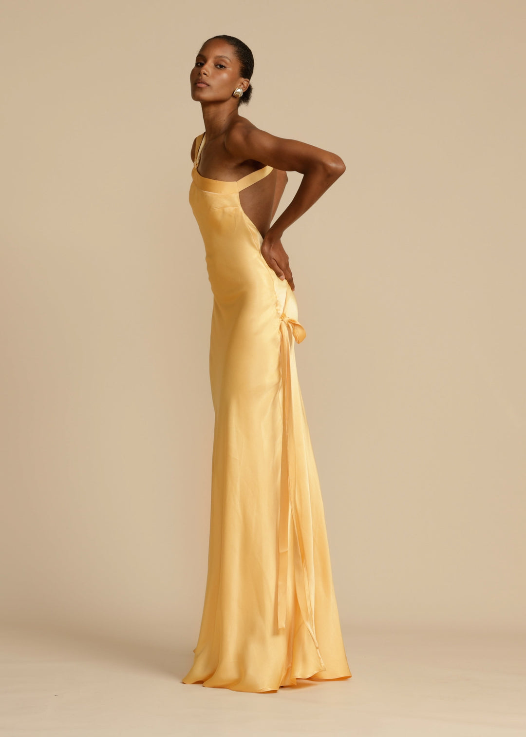 Vestido longo feminino luxuoso dourado, com caimento fluido para festas e eventos chiques.