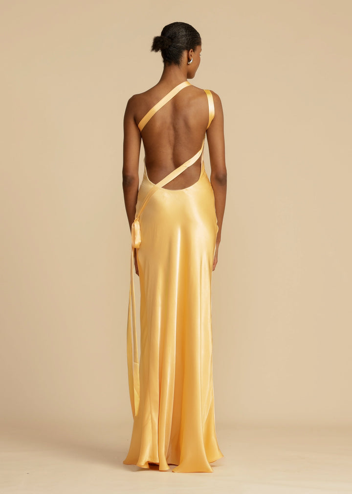 Vestido de festa sofisticado ombro único e costas abertas, ideal para moda feminina.