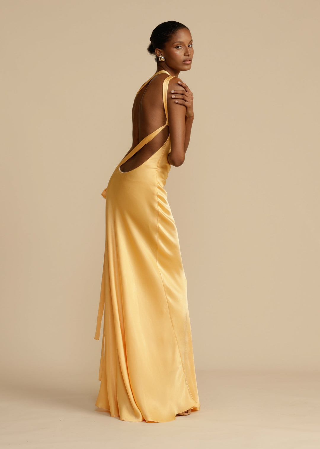 Vestido dourado elegante ombro único, ideal para formaturas e celebrações de gala.