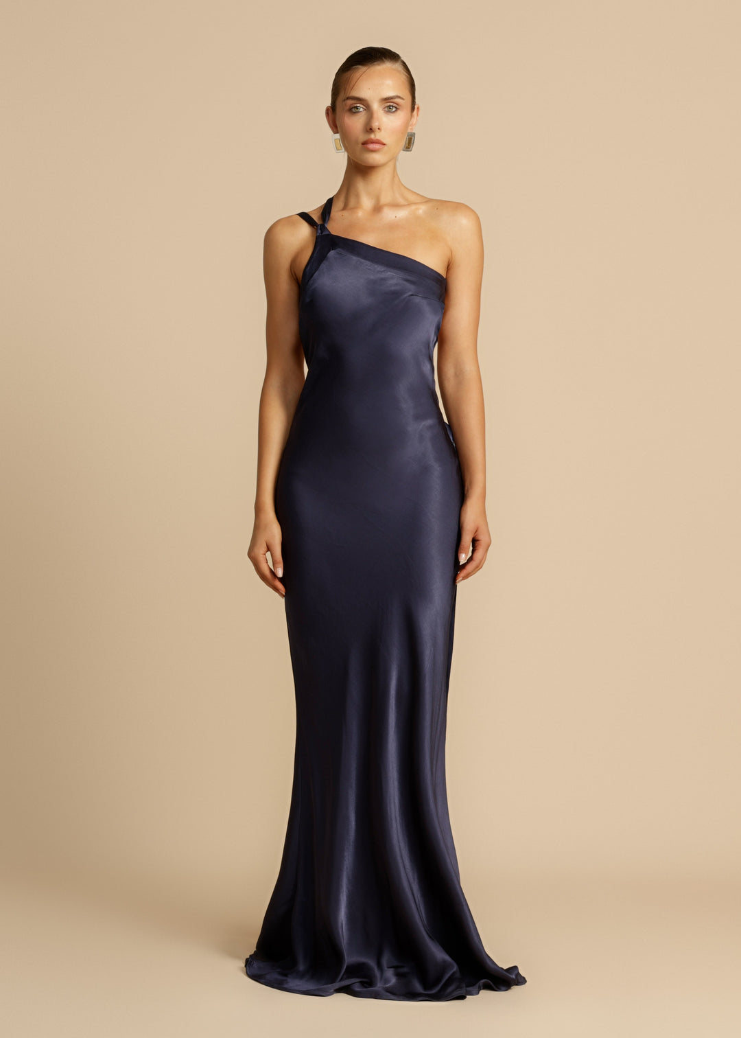 Vestido de gala feminino azul escuro, com design ombro único e silhueta fluida.
