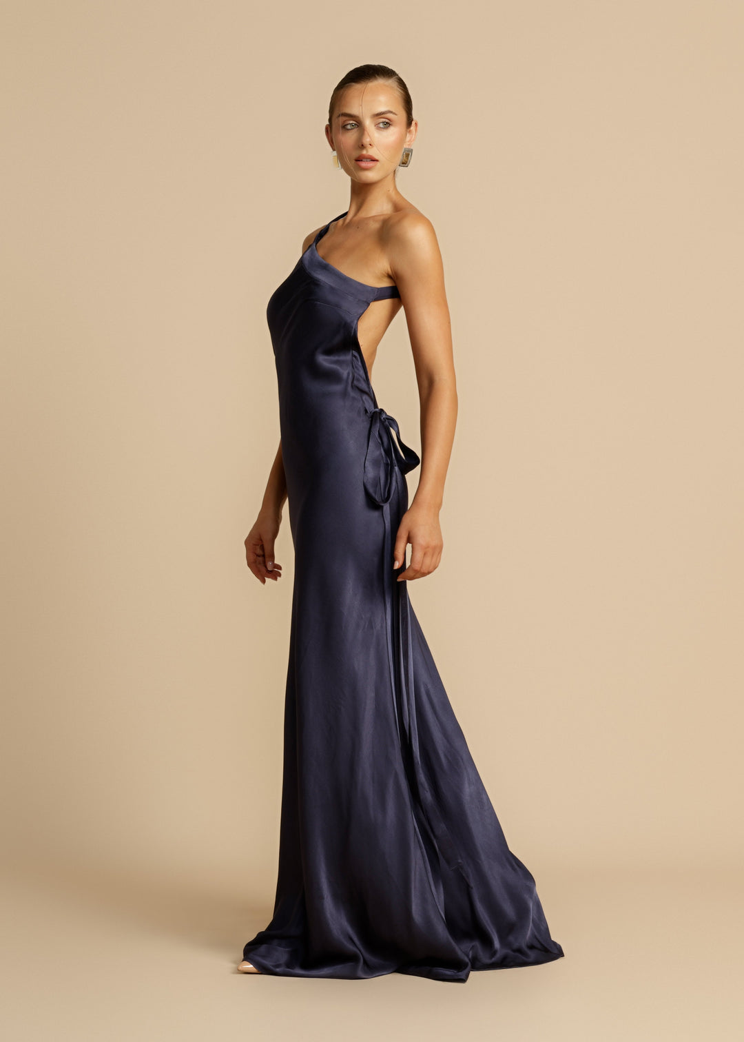 Vestido elegante ombro único, perfeito para festas, coquetéis e jantares especiais.