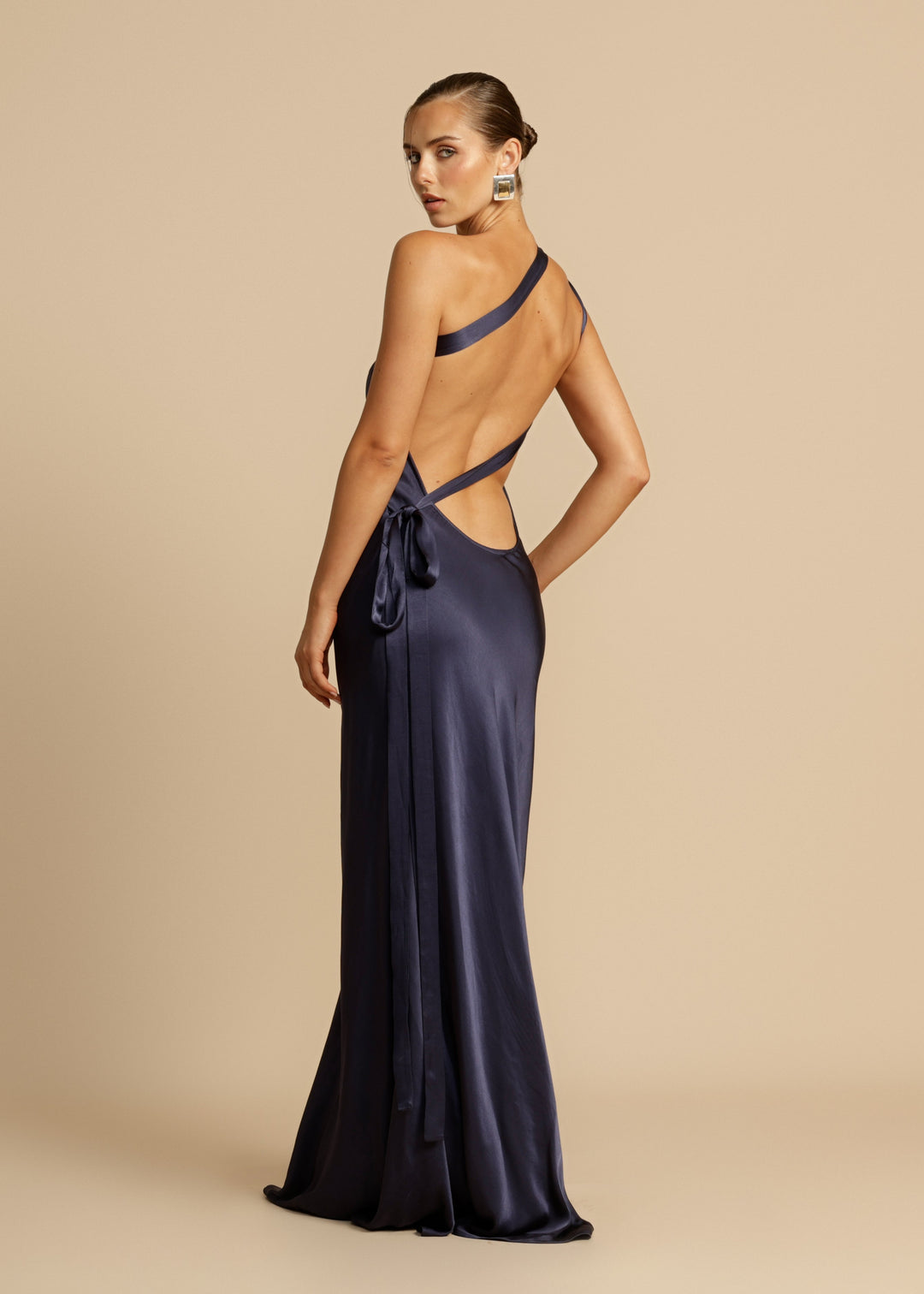 Vestido azul royal feminino, longo e elegante, com ombro único, para um visual impactante.
