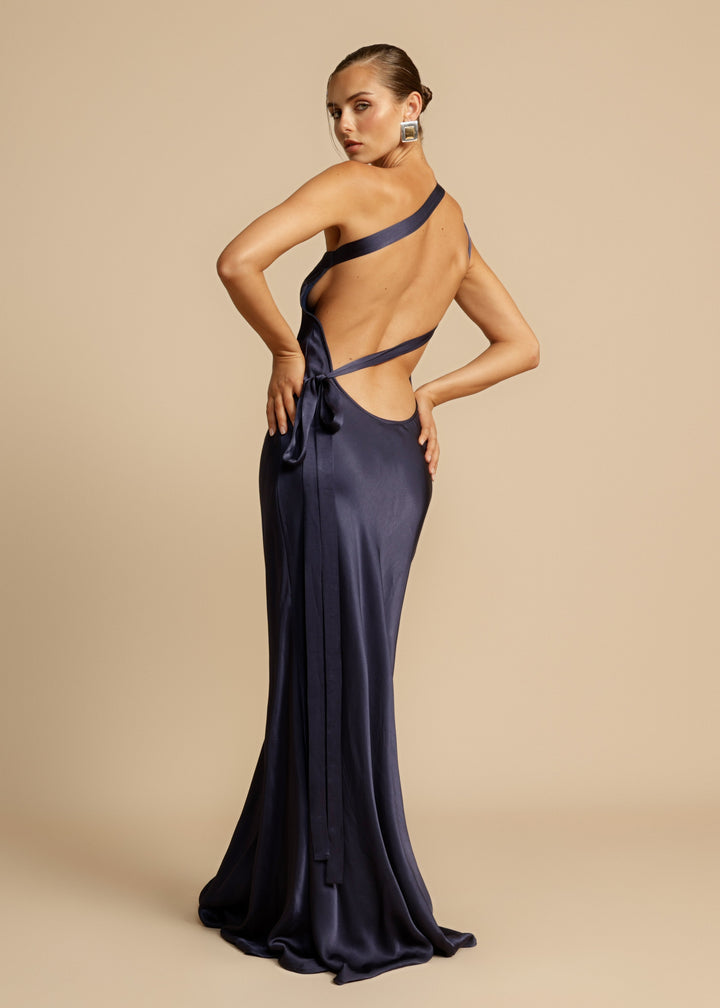 Vestido azul feminino sofisticado, com ombro único, ideal para um look de noite elegante.