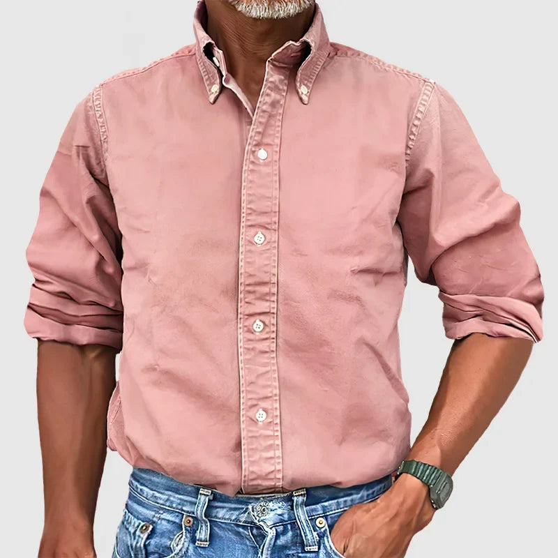 Modelo veste camisa masculina vintage desgastada, perfeita para um look casual de verão.