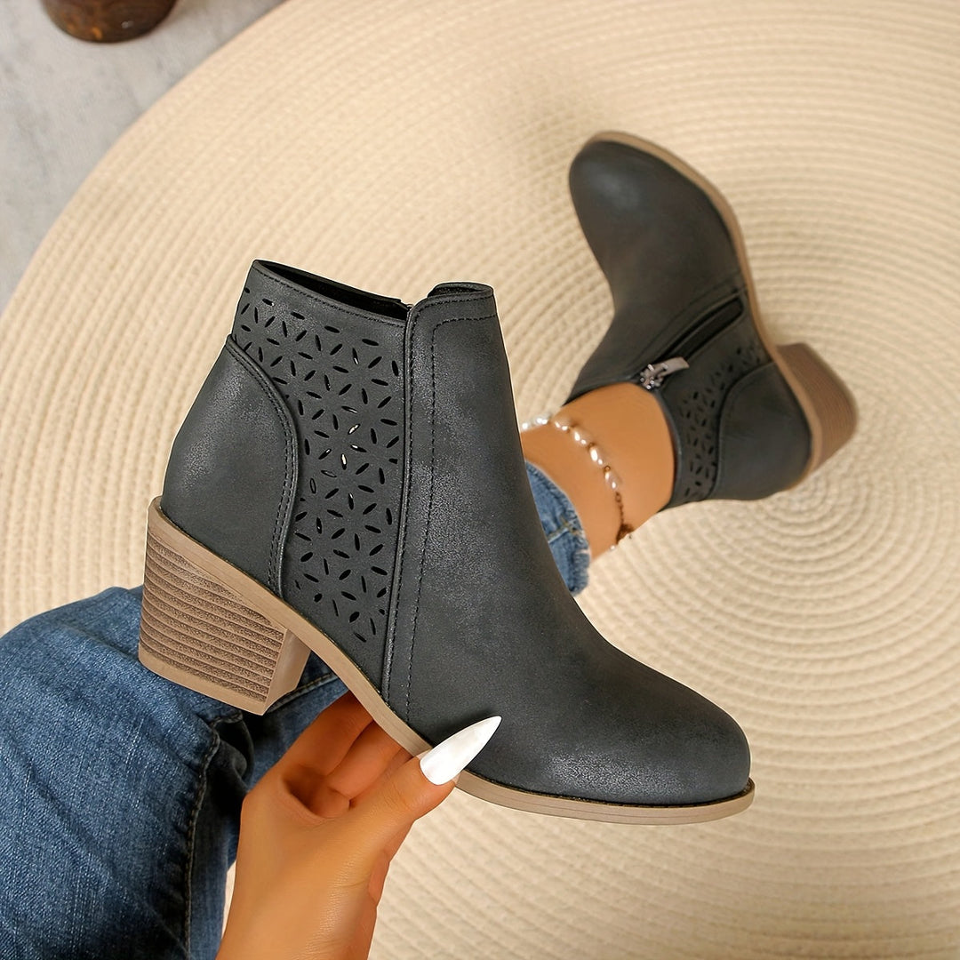 Botas femininas respiráveis com design perfurado, ideal para conforto e alívio da dor. Estilo e praticidade.