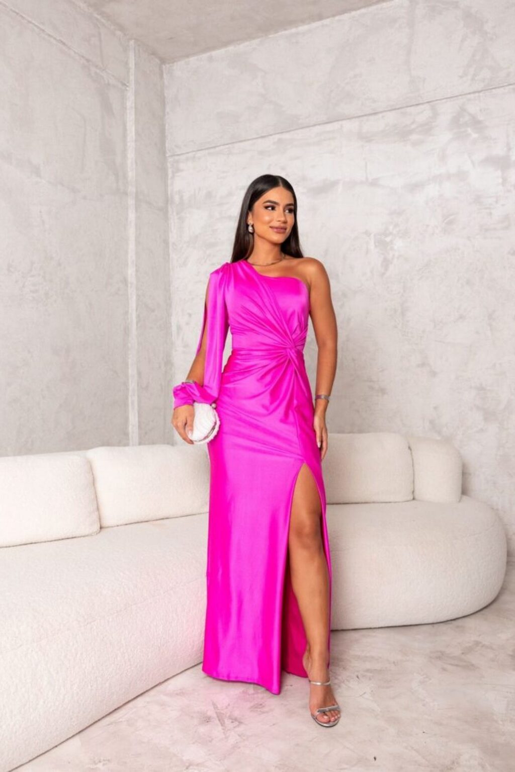 Vestido de festa feminino um ombro só. Silhueta elegante com fenda lateral. Conforto e moda.