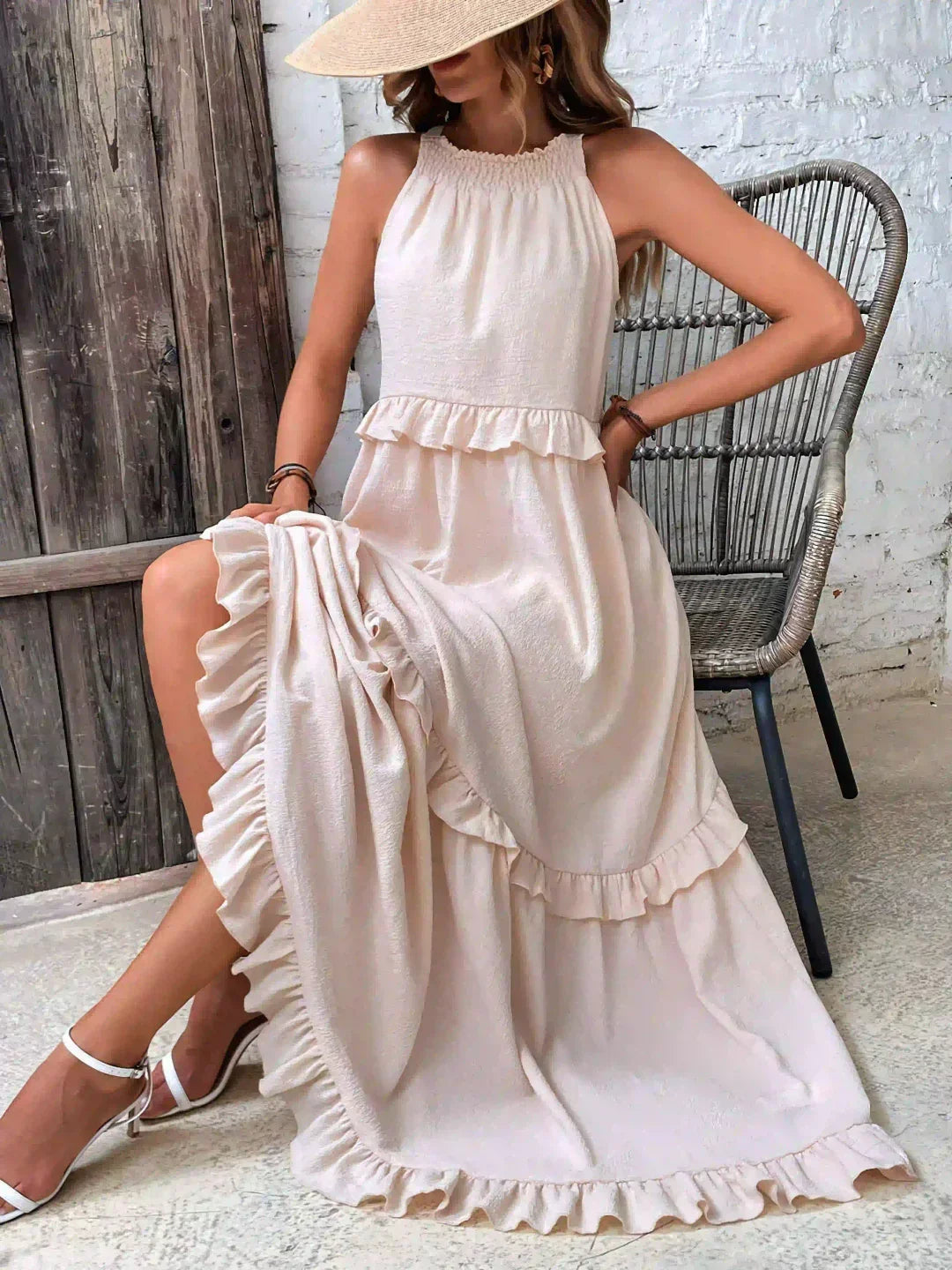 Vestido feminino longo casual com babados e alças finas. Versátil para dia a dia ou passeios.