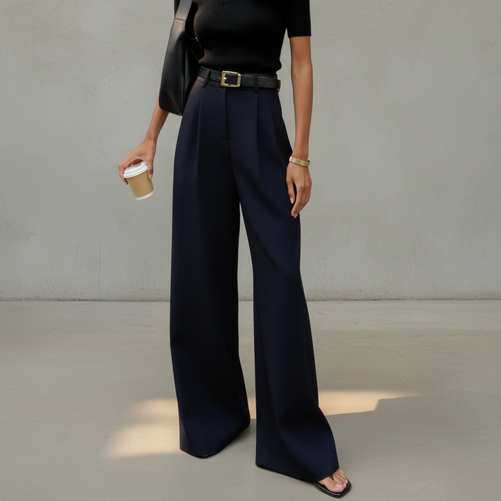 Modelo usando calça feminina de perna larga, mostrando caimento fluido e conforto para um look moderno.