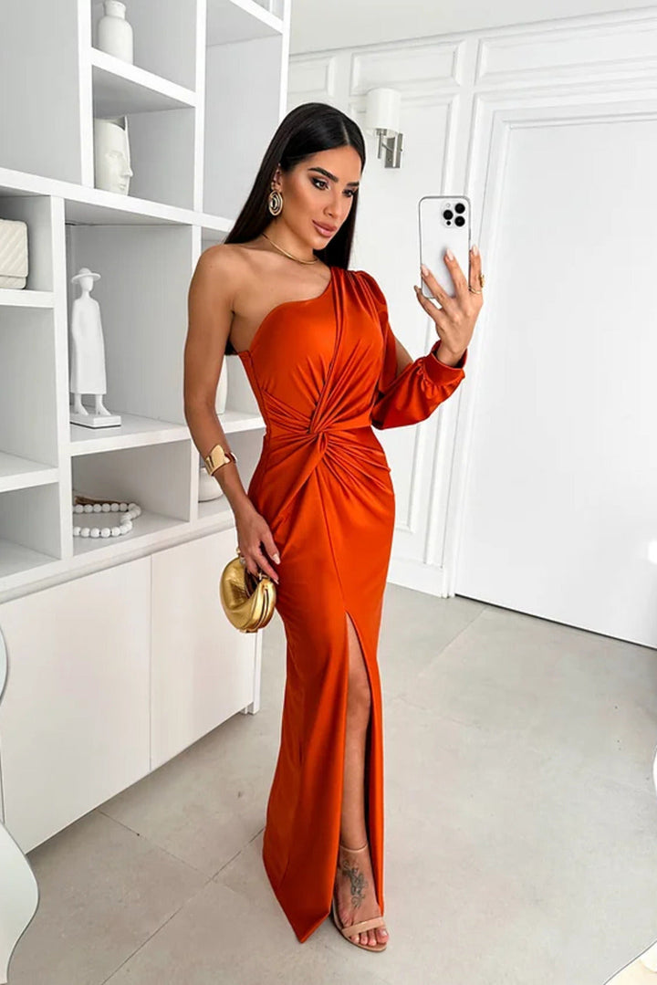 Vestido feminino de festa, um ombro só. Com fenda lateral, oferece conforto e estilo chique.