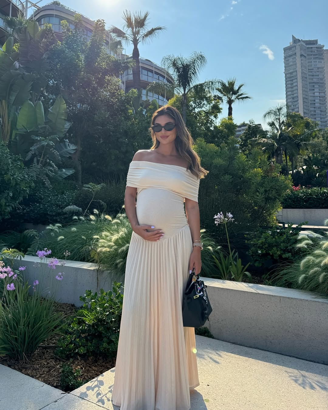 Vestido de maternidade feminino elegante bege para festa. Perfeito para eventos especiais e ensaios de gravidez.