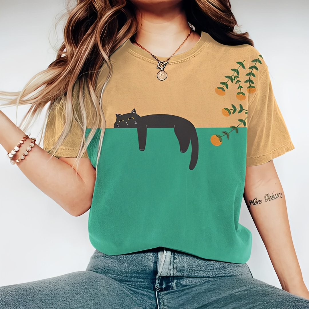 Moderna camiseta feminina bicolor com estampa de gato, manga curta. T-shirt de decote redondo para um verão casual e estiloso.