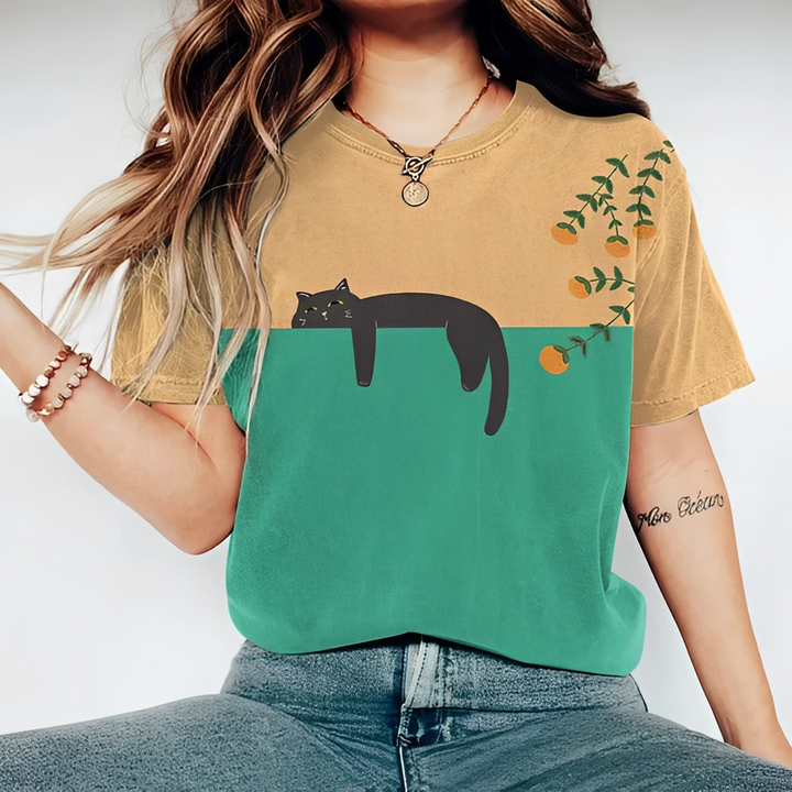 Moderna camiseta feminina bicolor com estampa de gato, manga curta. T-shirt de decote redondo para um verão casual e estiloso.