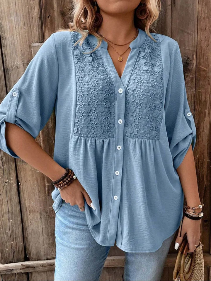Blusa feminina elegante com decote V e botões decorativos na frente, ideal para moda casual.