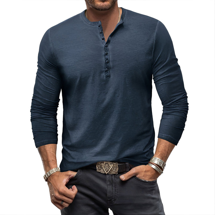 Homem usando camisa masculina clássica. Peça versátil para compor looks casuais ou mais formais.