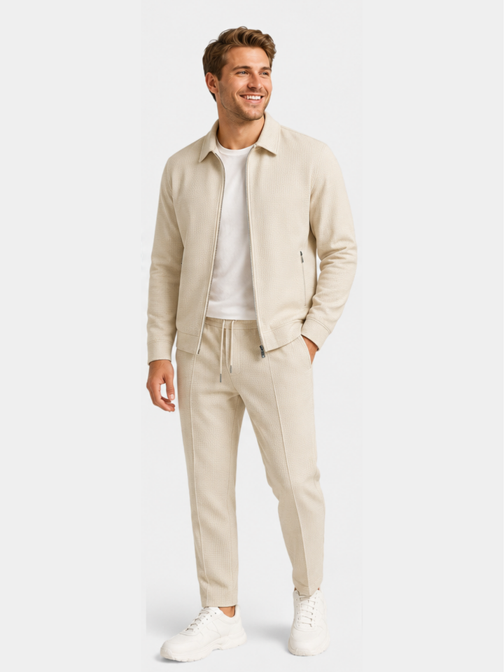 Look masculino sofisticado: conjunto slim elegante em tom neutro, ideal para o dia a dia e trabalho.