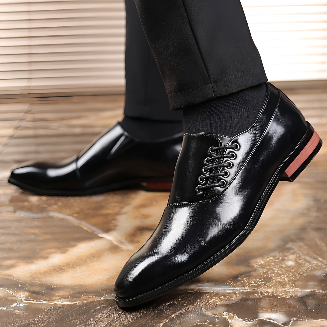Sapatos masculinos elegantes para negócios, design clássico em cor vinho, perfeitos para moda formal e casual chic.