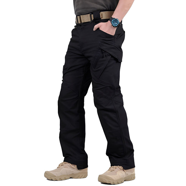 Calça masculina estilo cargo tática para um look casual. Design robusto e funcional que combina conforto e durabilidade.