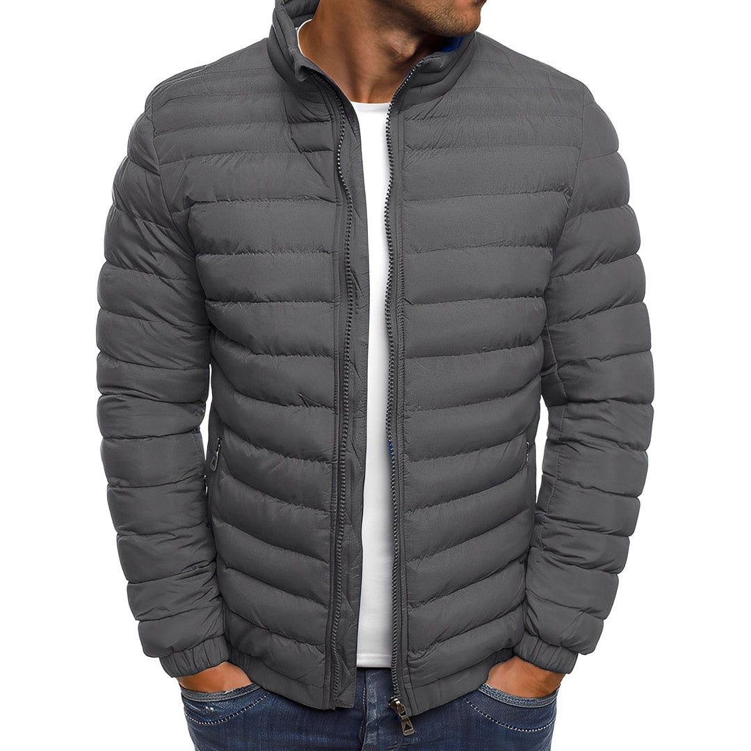 Modelo vestindo jaqueta masculina acolchoada preta, ideal para o inverno. Look casual e moderno para roupa masculina.