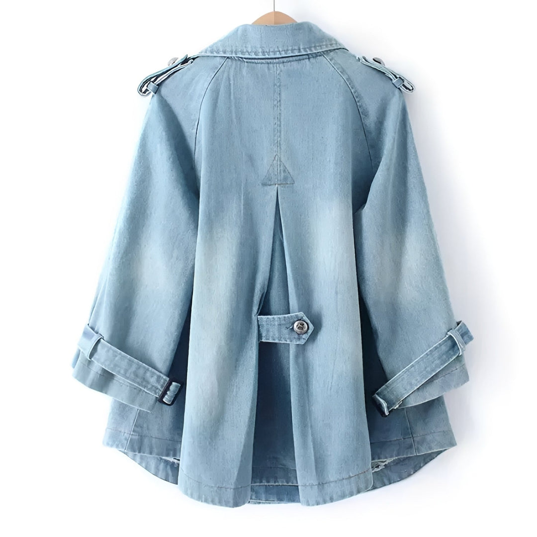 Capa de jeans feminina versátil, ideal para compor um estilo casual moderno e elegante na moda outono.