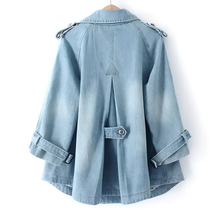 Capa de jeans feminina versátil, ideal para compor um estilo casual moderno e elegante na moda outono.