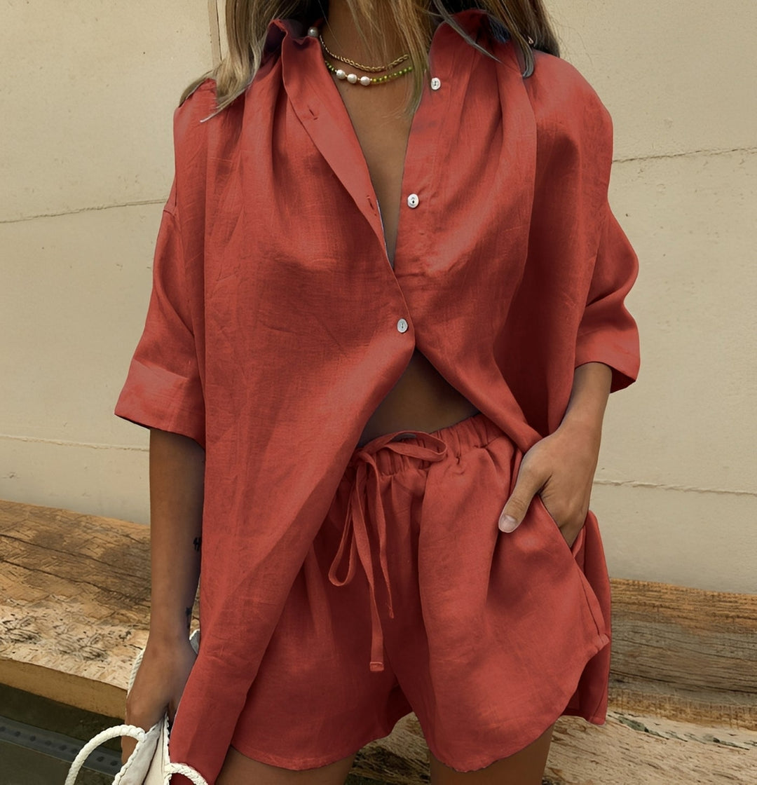 Conjunto de duas peças feminino para verão: camisa solta e shorts. Roupa casual e confortável, moda atual.