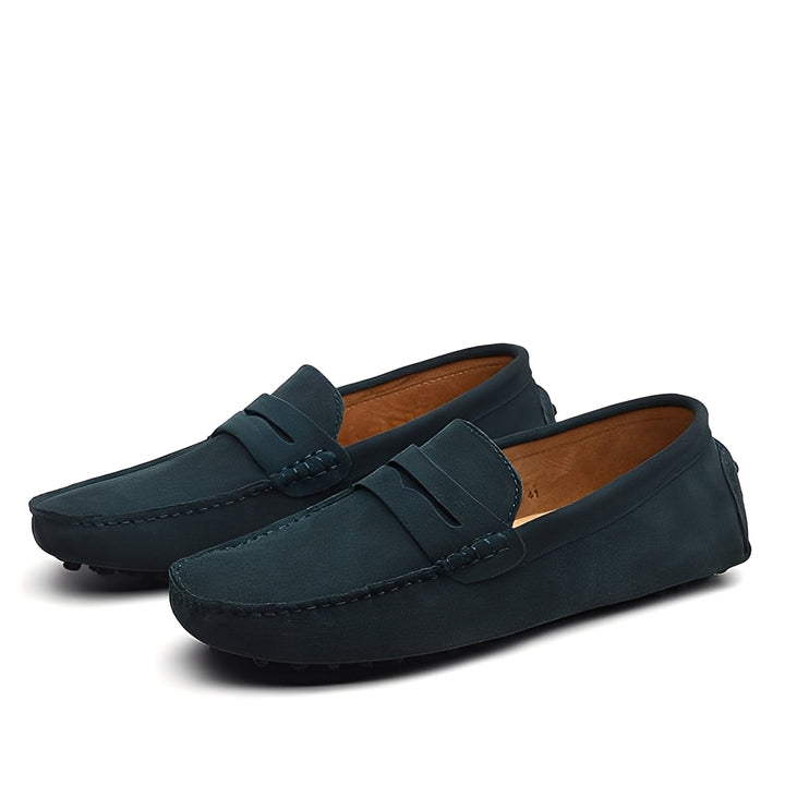 Calçado masculino mocassim, ícone de moda para homens, oferece conforto e toque de elegância em qualquer situação.