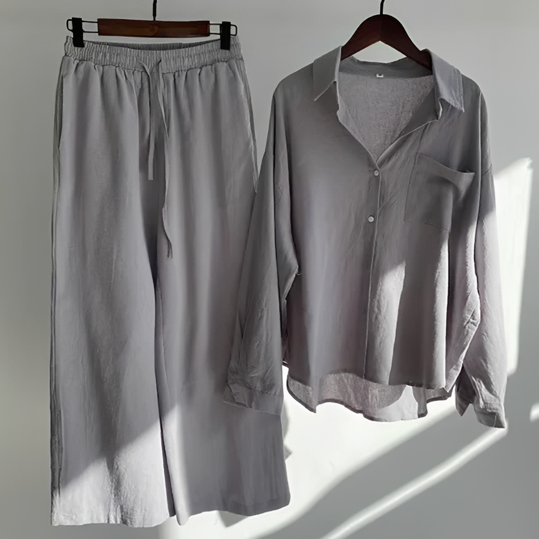 Conjunto feminino relaxado com calças soltas e top, ideal para conforto casual de verão e momentos de lazer.