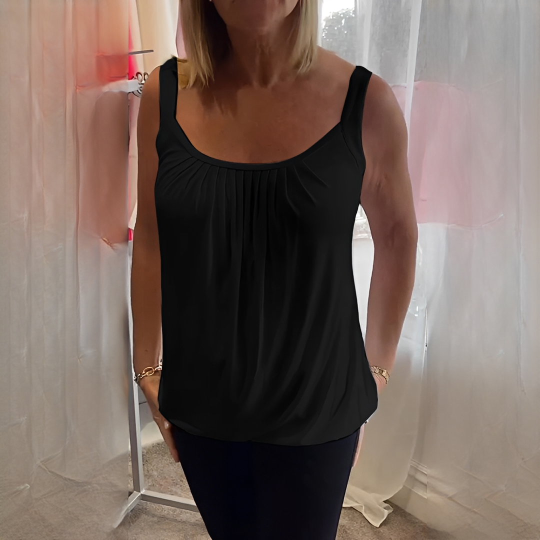 Top feminino casual sem mangas com detalhe plissado. Peça essencial para um verão fresco e com estilo.