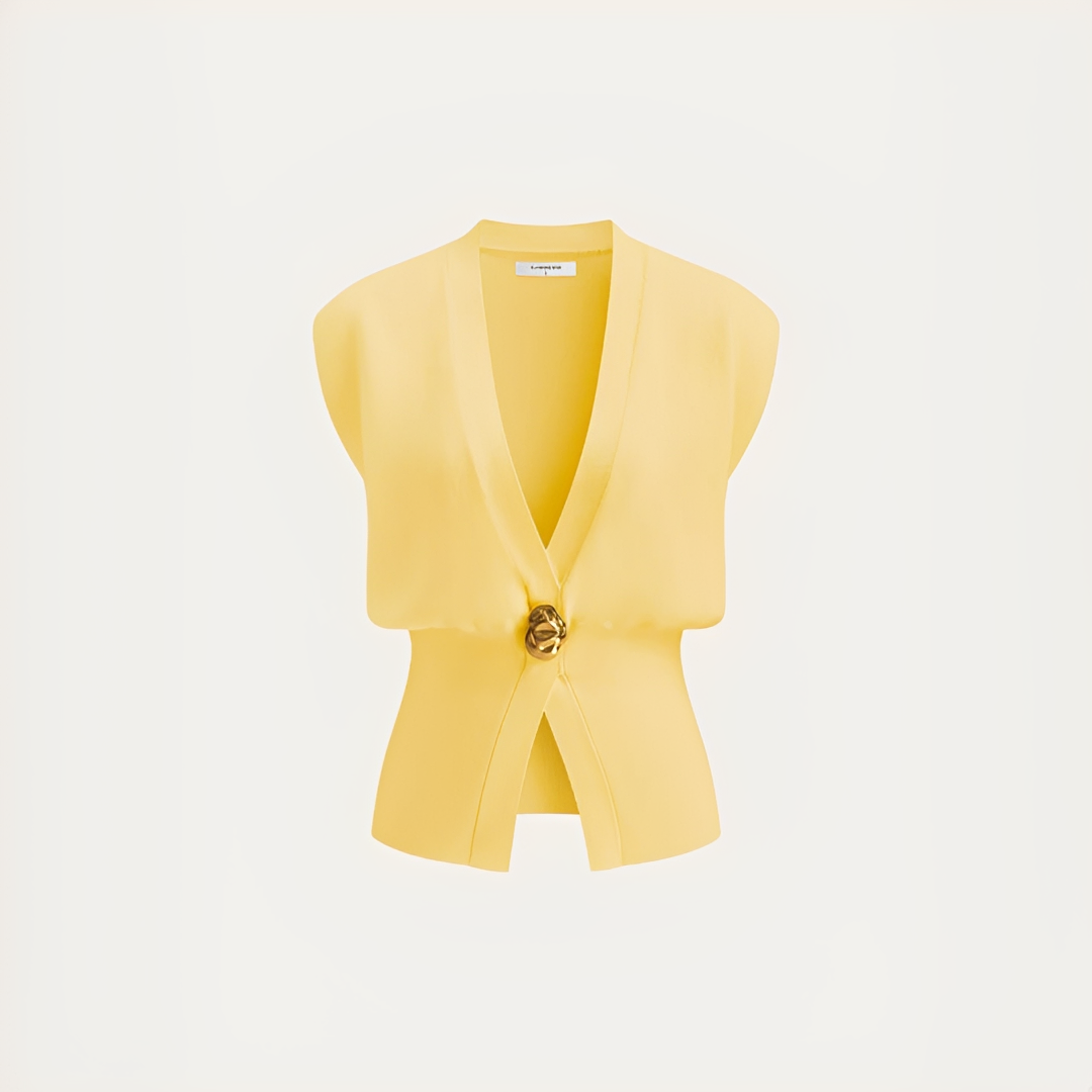 Colete feminino com decote V marcante, ideal para um estilo versátil e elegante em looks de moda casual.