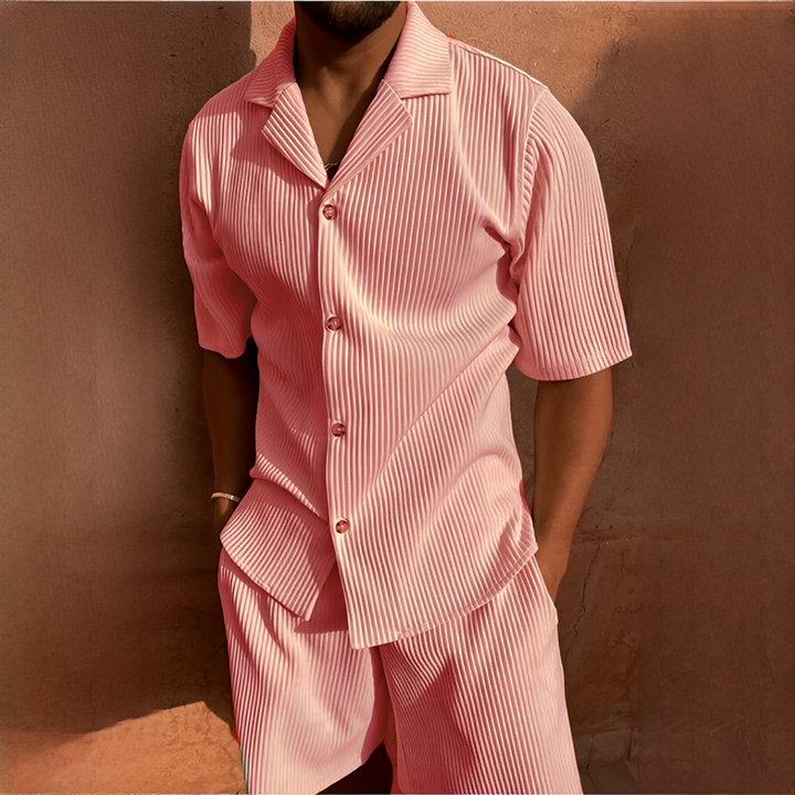 Conjunto casual masculino de verão em tecido leve: camisa e short. Perfeito para conforto e estilo na praia.