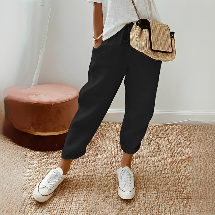 Modelo de calças casuais femininas, cores diversas, pernas retas e cintura elástica para conforto e estilo.
