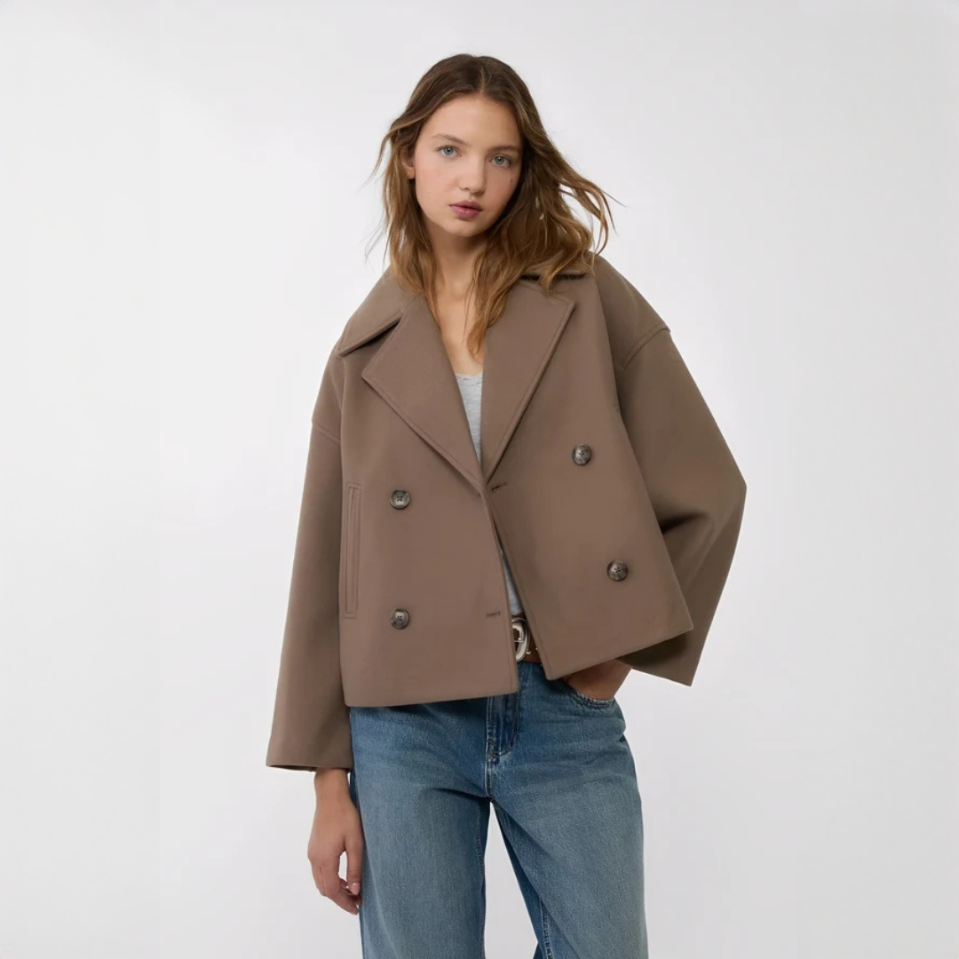 Jaqueta feminina Claire curta elegante para look de trabalho. Ideal para o inverno, oferece um toque sofisticado.