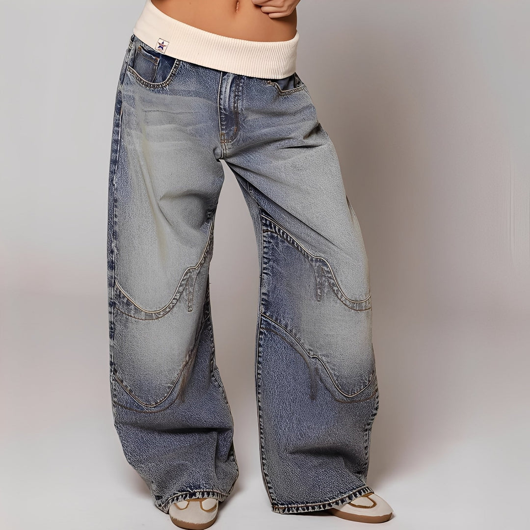 Jeans feminino solto azul com efeito lavado e cintura alta, ideal para conforto e moda casual.
