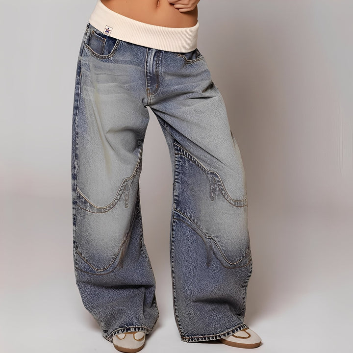 Jeans feminino solto azul com efeito lavado e cintura alta, ideal para conforto e moda casual.
