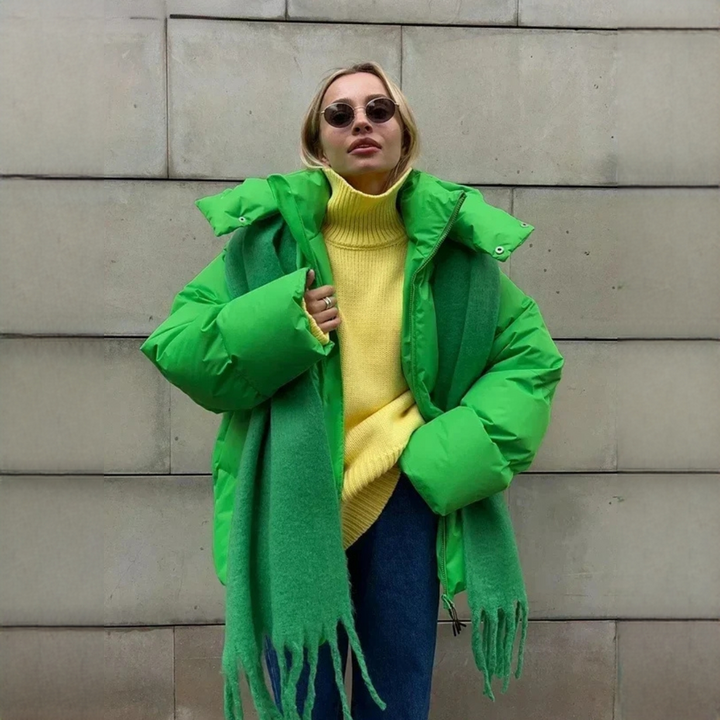 Jaqueta feminina acolchoada para moda inverno, confortável e estilosa. Casaco oversize com capuz para outwear.