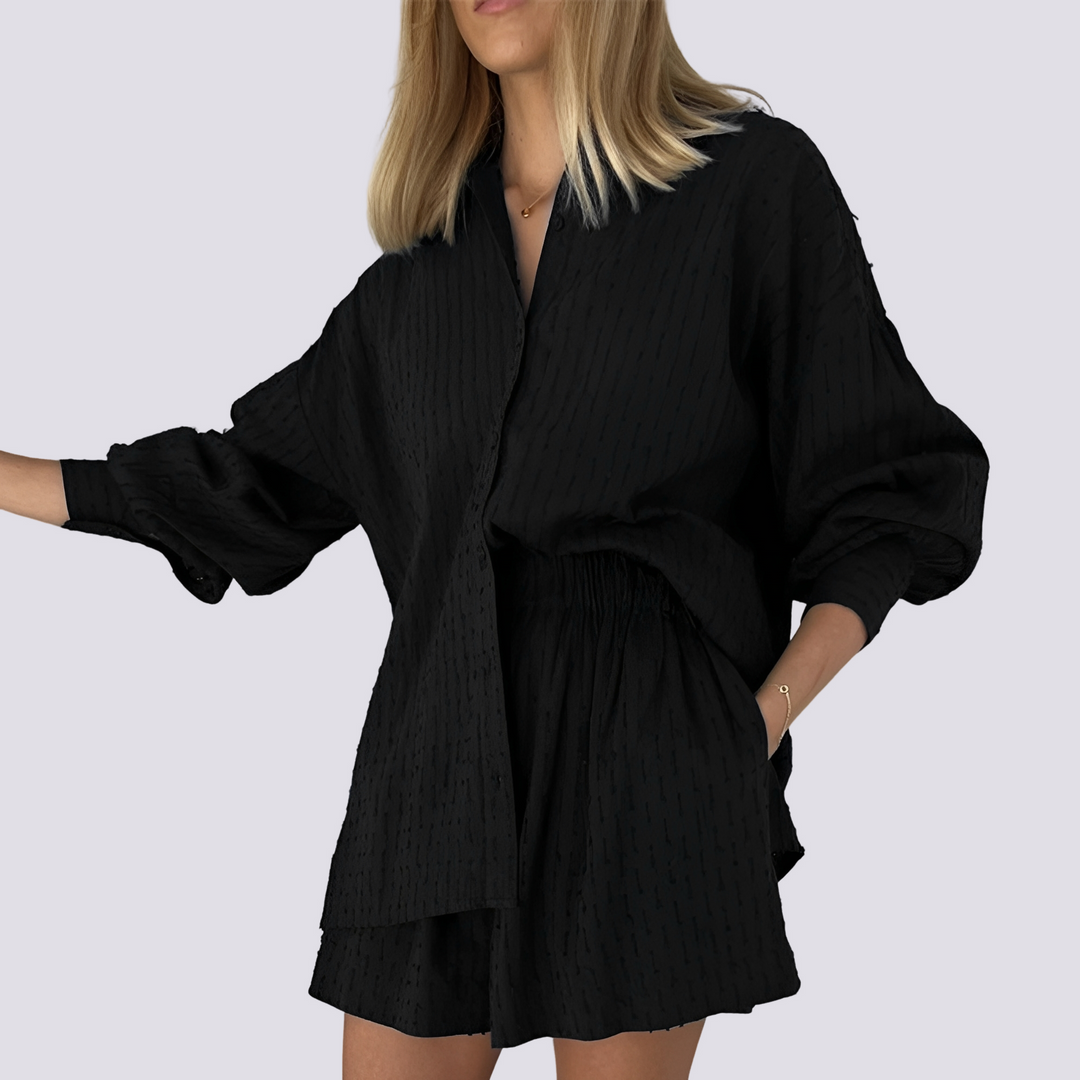 Roupa casual feminina de duas peças, estilo solto. Conjunto elegante para verão e look descontraído. Moda confortável.