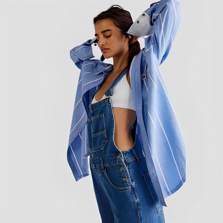 Jardineira jeans feminina clássica Mildred solta, perfeita para um look casual e confortável.