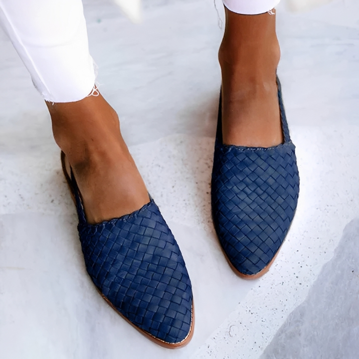 Sandálias femininas de verão com estilo casual, ideais para praia, viagens e conforto diário. Design clássico.