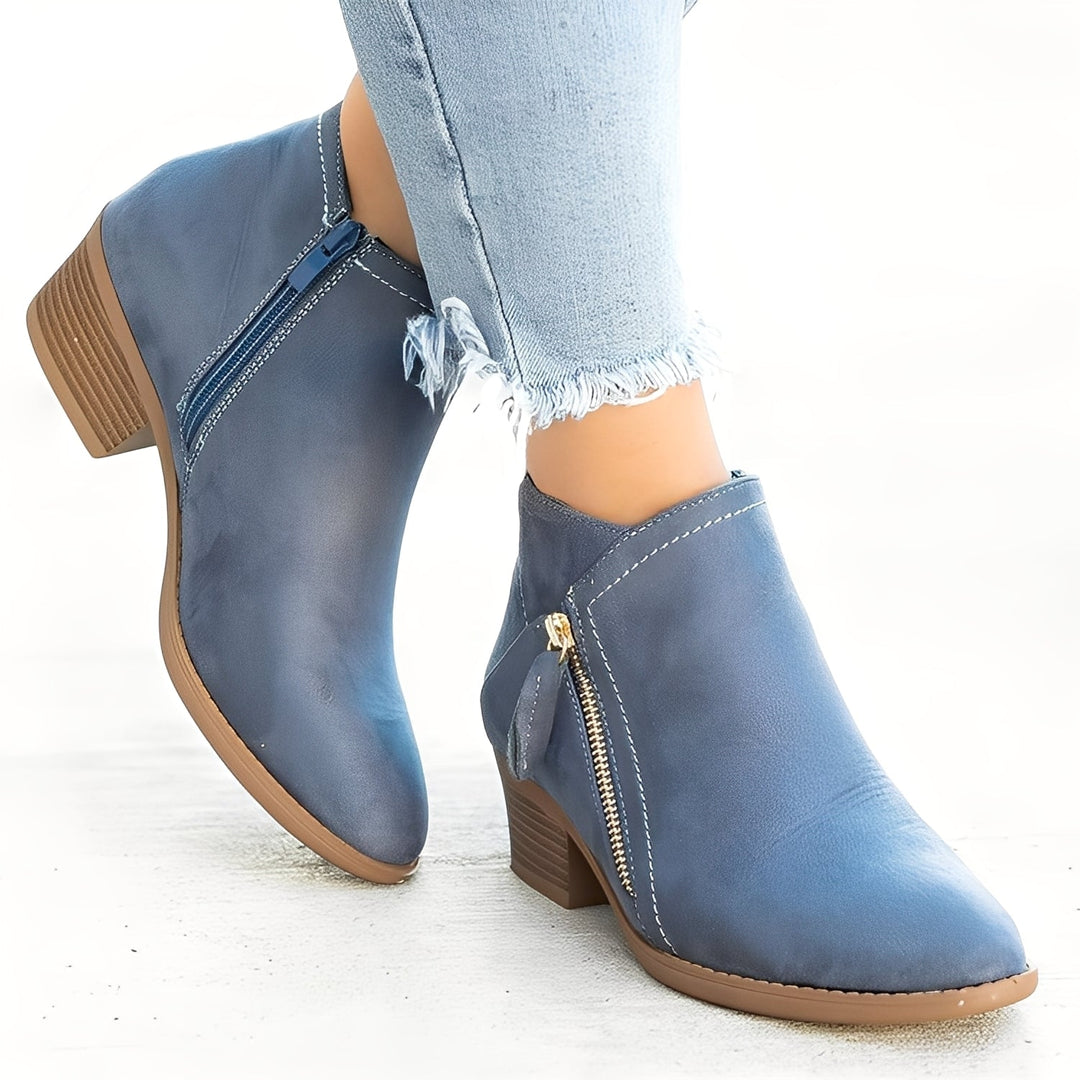 Calçado feminino: botas confortáveis com fecho prático, combinando moda e funcionalidade.