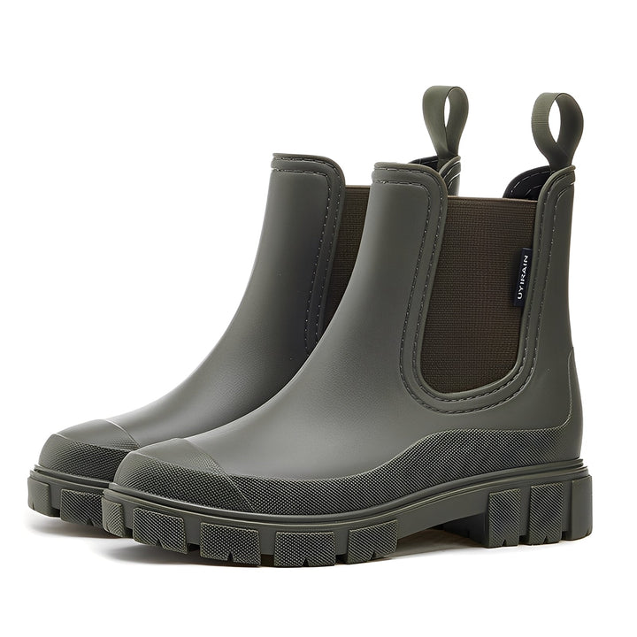Botas femininas práticas e impermeáveis de cano curto, para manter os pés secos e confortáveis na chuva.