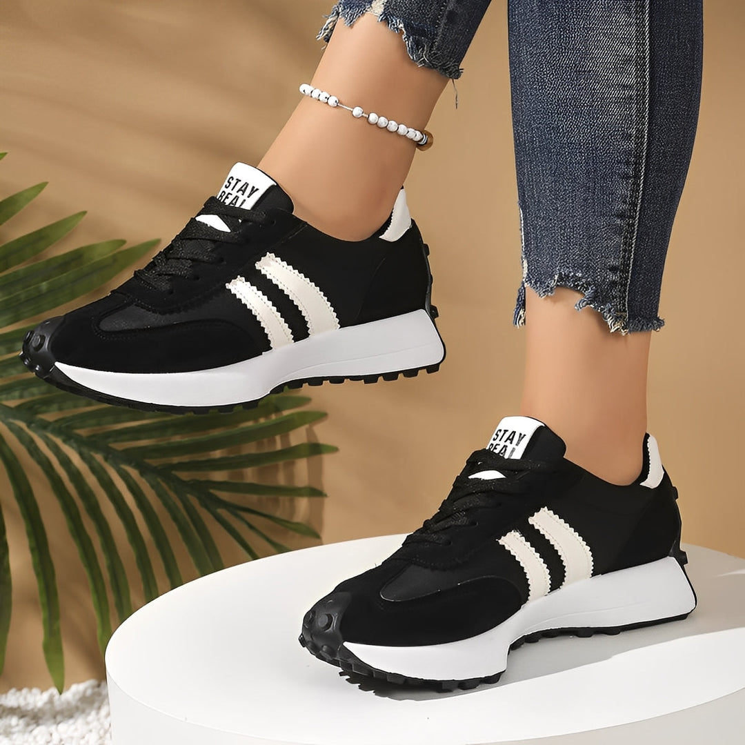 Sapatos femininos com sola grossa, um toque de estilo e conforto para compor looks casuais e modernos.