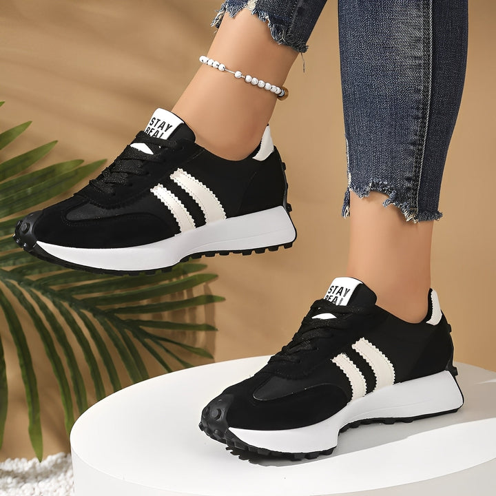 Sapatos femininos com sola grossa, um toque de estilo e conforto para compor looks casuais e modernos.
